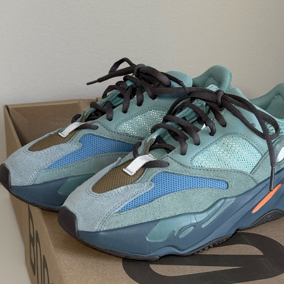 Yeezy Boost 700 Originals - Picture 2 of 9